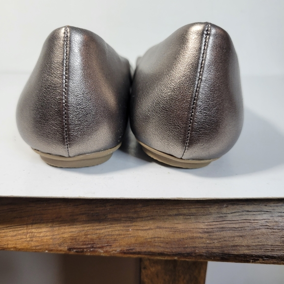 Womans Dr. Scholls Ballet Flats Pewter/Silver Size 6 Buckel Detail Pointy toe - Picture 9 of 10